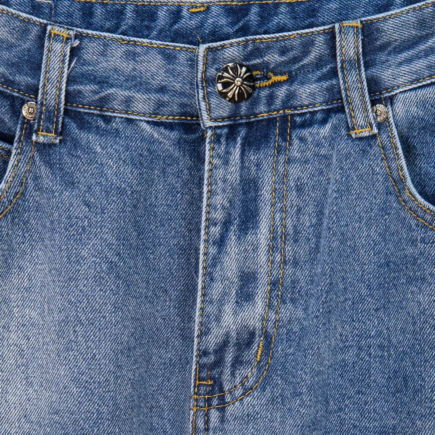 P260 Chrome Hearts Light Blue Pants Sanskrit Red and White Leather Jeans CH jeans need to be washed and then dismantled and hand-stitched with sheepskin cross leather and then spliced ​​together. The whole piece has too many craftsmanship to explain. The patchwork cross pattern is embellished, and the high-waisted washed jeans! ! Absolutely high-end luxury products, god-level single products and super popular products, made with top heavy industry, a must-see magic weapon. Customized hardware. The fabric is thick and soft after washing. It has good breathability. Customized small leather label. Unique design. The details are simple and elegant, and the workmanship is exquisite. The entire trousers are neatly routed and the details are in place! It’s so cool that both men and women can easily control the genderless trend! Style number: 1802# Color: blue Size: 28 30 32 34